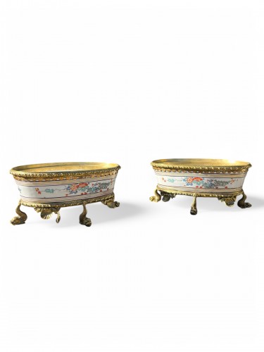 Céramiques, Porcelaines  - Paire de jardinières en porcelaine