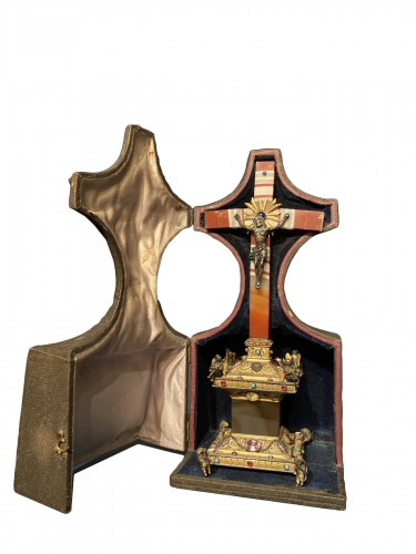 Petite croix en agate, travail viennois du XIXe siècle
