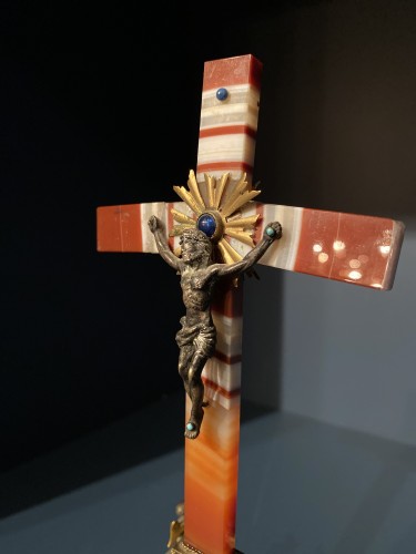 XIXe siècle - Petite croix en agate, travail viennois du XIXe siècle