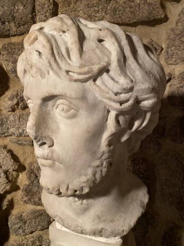 Antiquités - Tête en marbre du 17e siècle représentant un empereur Romain