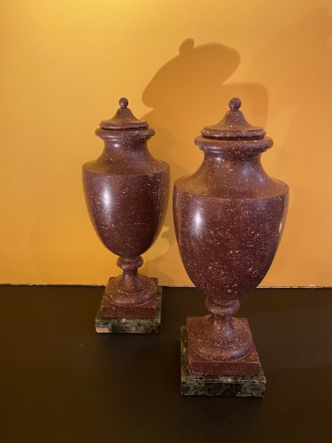 Pair of covered vases in Egyptian porphyry - Decorative Objects Style Empire