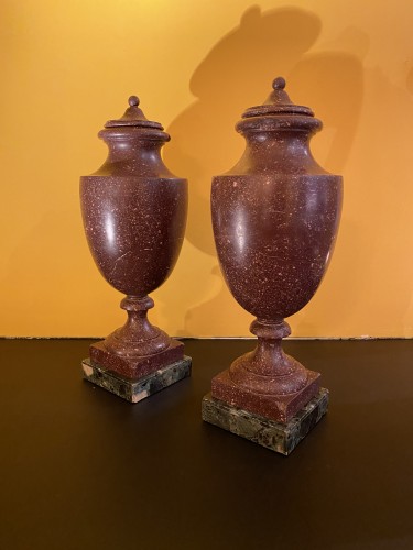 Decorative Objects  - Pair of covered vases in Egyptian porphyry