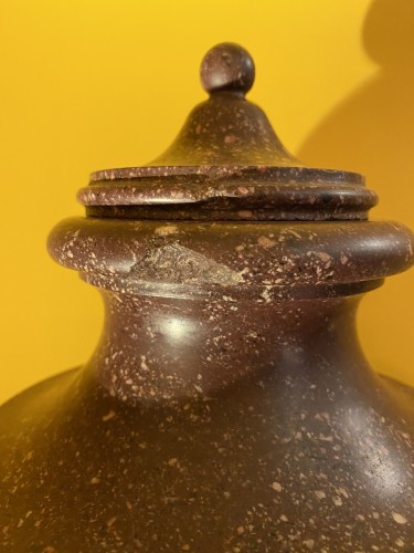 XIXe siècle - Paire de vases en porphyre d'Egypte