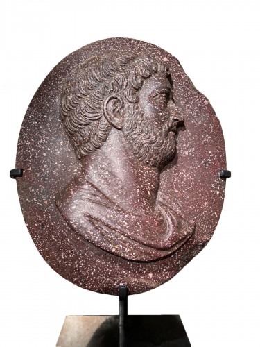 Medallion in porphyry of Egypt, Italy end of 17th century