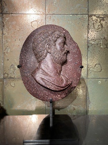 Medallion in porphyry of Egypt, Italy end of 17th century - Sculpture Style Louis XIV