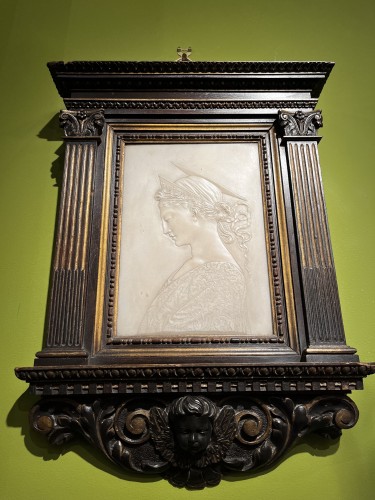 Bas relief en albâtre représentant Sainte Cécile de Rome - Sculpture Style Directoire