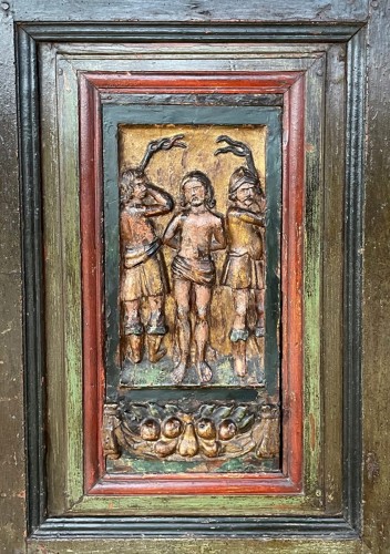 Art sacré, objets religieux  - Oratoire en bois sculpté peint du 17e siècle