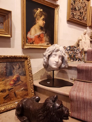 Head of a woman, marble attributed to Raoul Larche - Sculpture Style 