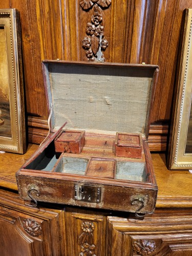 XVIIIe siècle - Coffret en maroquin aux petits fer du 18e siècle