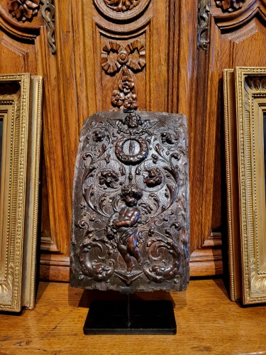 Objet de décoration  - Panneau de cuir à décor de putti, fin 16e