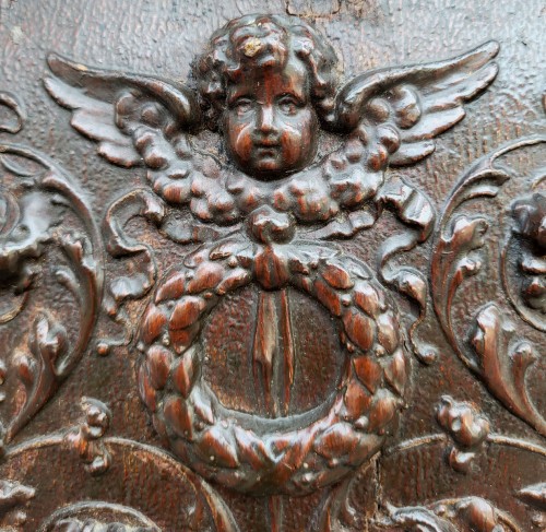 XVIe siècle et avant - Panneau de cuir à décor de putti, fin 16e