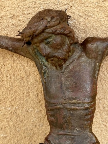 Art sacré, objets religieux  - Un christ en plomb sur âme de bois 15ème
