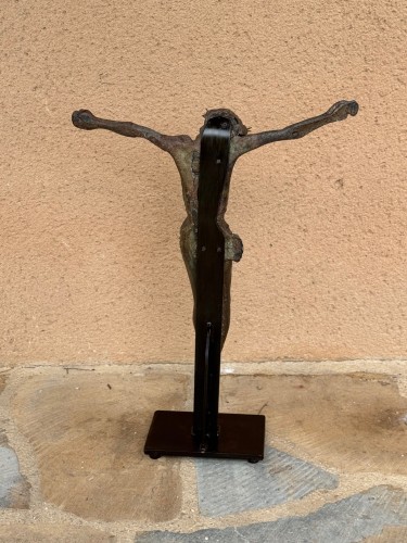 XIe au XVe siècle - Un christ en plomb sur âme de bois 15ème