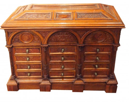 Cabinet italien en noyer et cuir gaufré, XIXe - Mobilier Style 