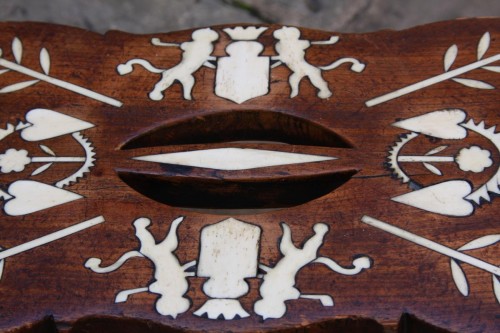 Tabouret en bois à incrustation d'ivoire début 18e - Galerie Saint Martin