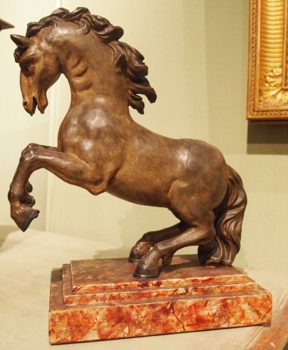 Cheval Cabré en bois laqué pommelé, Italie XVIIe siècle - Galerie Saint Martin