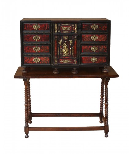 Italian cabinet, 17th century in walnut and scales