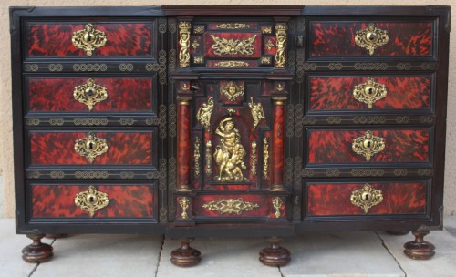 Italian cabinet, 17th century in walnut and scales - Furniture Style 