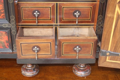 Antiquités - Italian cabinet, 17th century in walnut and scales