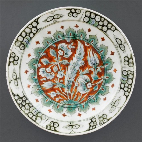 Céramiques, Porcelaines  - Plat Iznik à la grande feuille de Saz