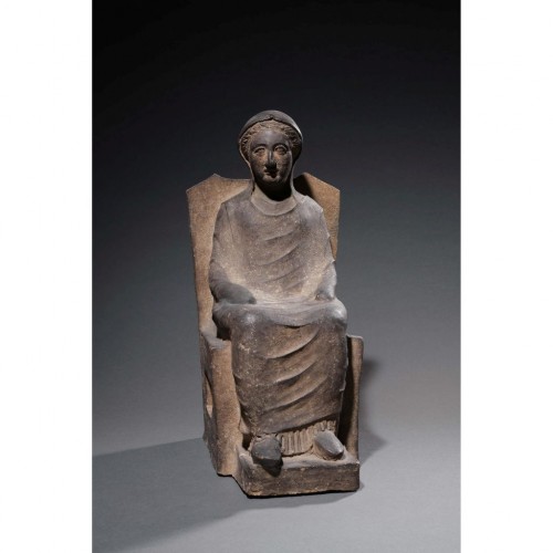 Archéologie  - Dame assise