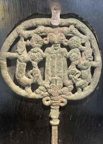 Large standard depicting the master of animals - Ancient Art Style 