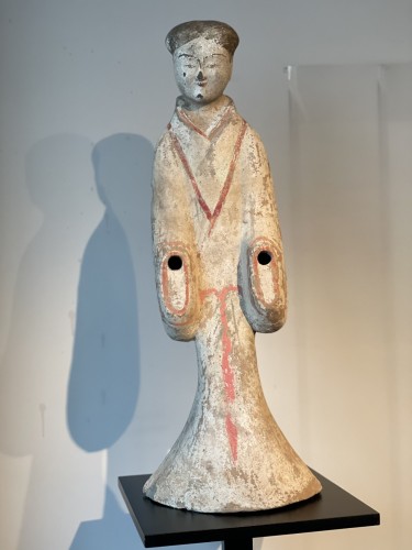 MINGQI Statue representing a standing lady - 