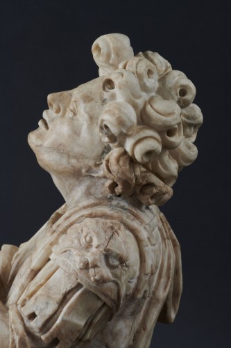 Jaspard Marsy -Soldat romain agenouillé en albâtre, Nord-Pas-de-Calais, 1/3 du XVIIe - Renaissance