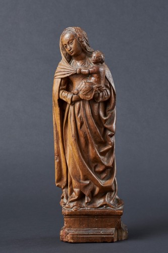 Vierge à l'Enfant en noyer, Bourbonnais début du XVIe siècle - Galerie Sismann
