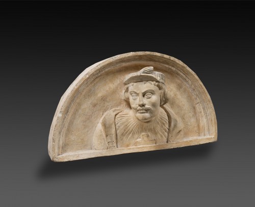 Sculpture  - Virebent pediments with bust portraits in the Renaissance style, Toulouse, 
