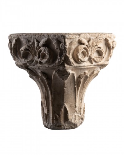 Chapiteau en plâtre du XIXe siècle