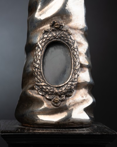 Rare bras reliquaire en métal argenté repoussé, France XVIe ou début XVIIe siècle - Art sacré, objets religieux Style Renaissance