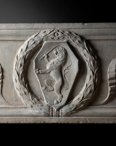 Linteau sculpté à décors héraldiques, Pietra serena - Florence 2nd moitié du XVe - Sculpture Style Renaissance