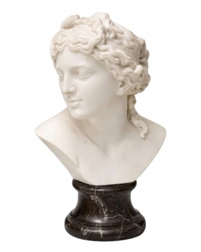 Buste de jeune femme, marbre de Carrare, Italie - Première moitié du XIXe siècle