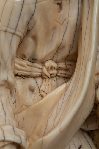 Antiquités - Figure agenouillée en ivoire - Espagne fin du XVIe, début du XVIIe siècle