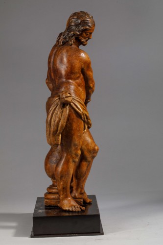 Christ à la colonne en bois fruitier - Flandres, XVIIe siècle - Sculpture Style Louis XIV