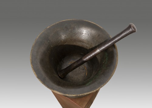 Mortier d'apothicaire et son pilon en bronze - Bruxelles, 1746 - Collections Style Louis XV