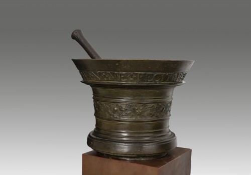 Mortier d'apothicaire et son pilon en bronze - Bruxelles, 1746 - Galerie Sismann