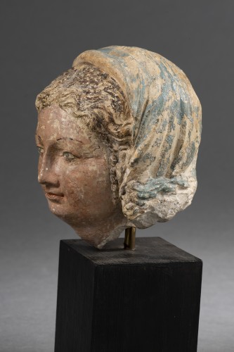 XVIe siècle et avant - Jeune femme au voile en calcaire polychrome- Bourgogne, milieu du XVIe siècle