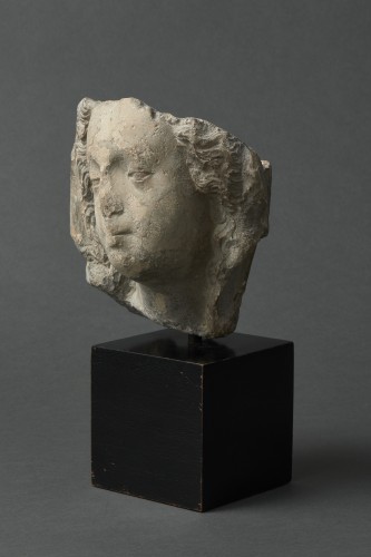 XIe au XVe siècle - Tête de la Vierge voilée en pierre calcaire - Île-de-France fin du XIVe siècle