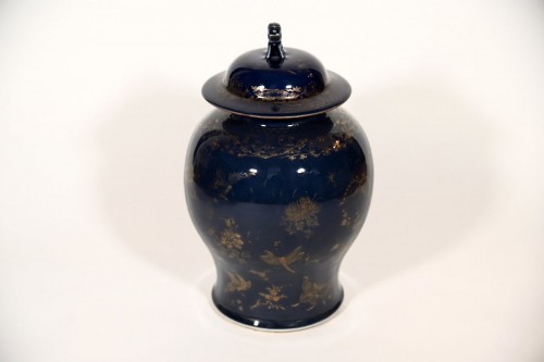 A pair of Chinese Kangxi powdered blue jars - Asian Works of Art Style 