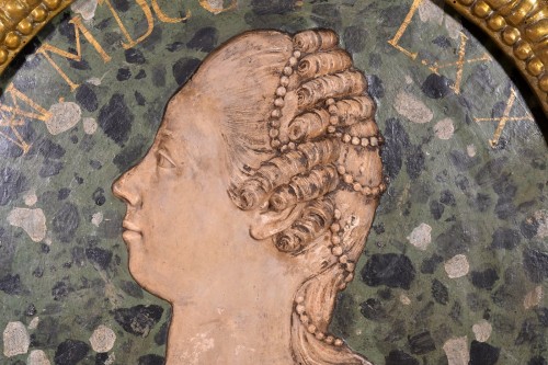 A large medallion of Marie Antoinette as Dauphine - Decorative Objects Style 
