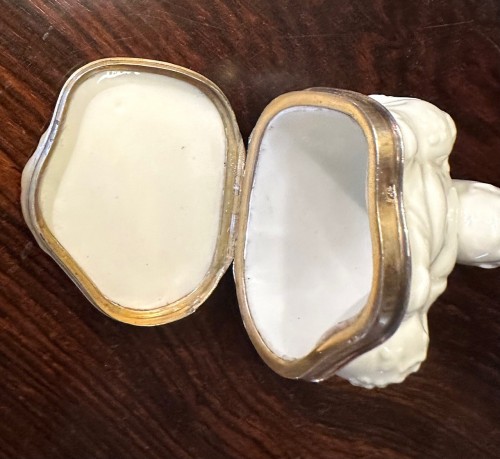 A french Saint Cloud porcelain mounted snuffbox - Objects of Vertu Style French Regence