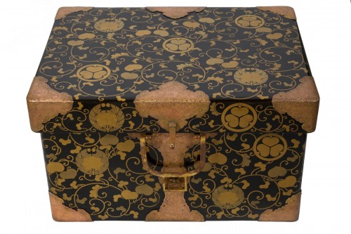 A Japanese late Edo lacquer coffer