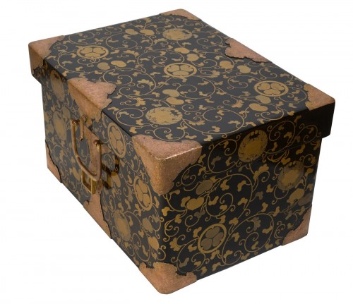 A Japanese late Edo lacquer coffer - Asian Works of Art Style 