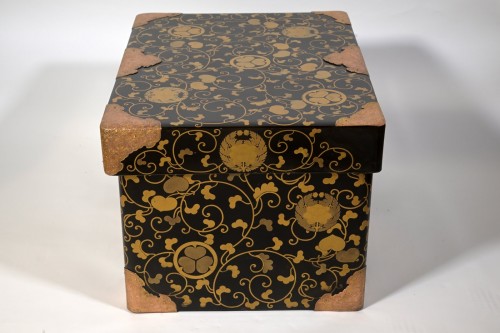 A Japanese late Edo lacquer coffer - 