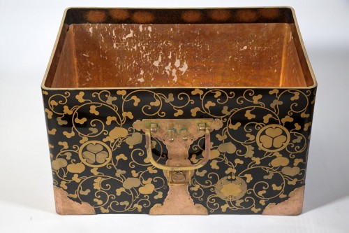 Antiquités - A Japanese late Edo lacquer coffer