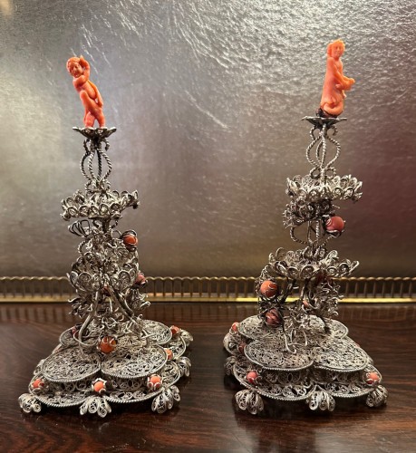 Paire de groupes baroques en corail et filigrane d'argent - Argenterie et Arts de la table Style 