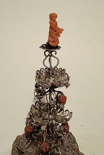 Argenterie et Arts de la table  - Paire de groupes baroques en corail et filigrane d'argent