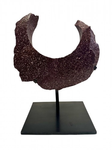 A Roman antique element in Egyptian porphyry